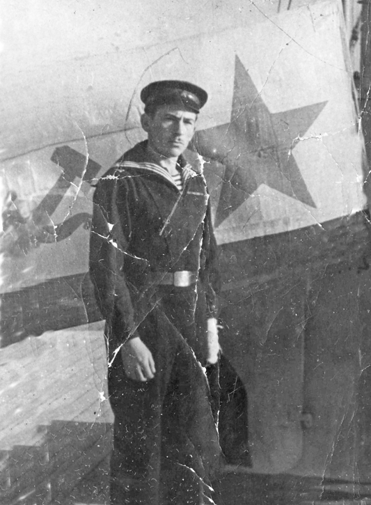 Мой отец, Майоров И.Ф., 1943г. Наградное фото у флага корабля